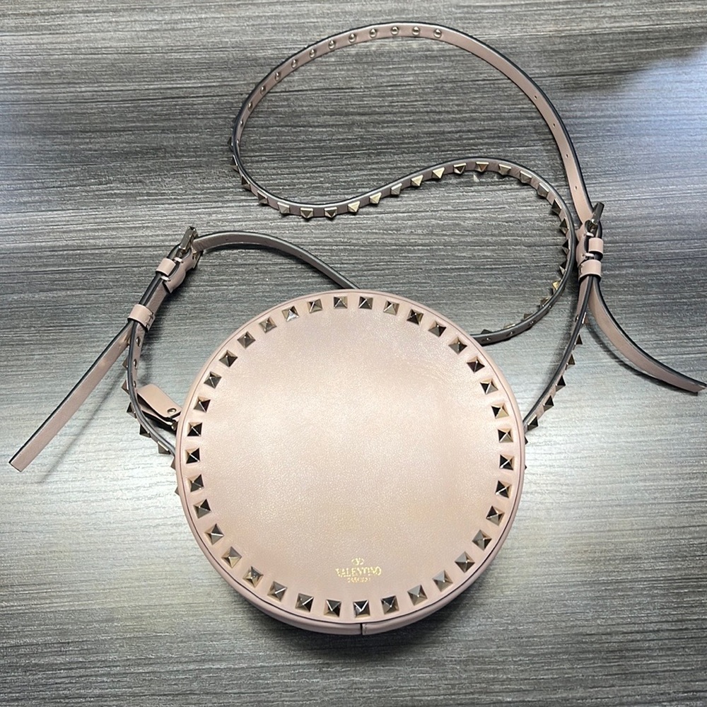 Authentic Valentino Garavani Rockstud Round Crossbody Bag in Blush Pink Beige